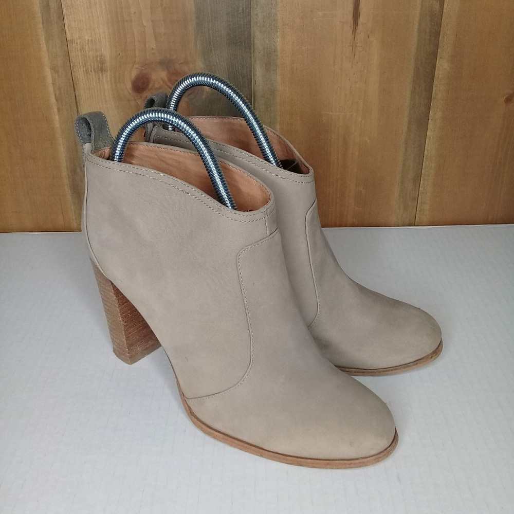 Louise et Cie Stacie Taupe Tan Suede Stacked Hee Pull On Bootie Sz 8.5